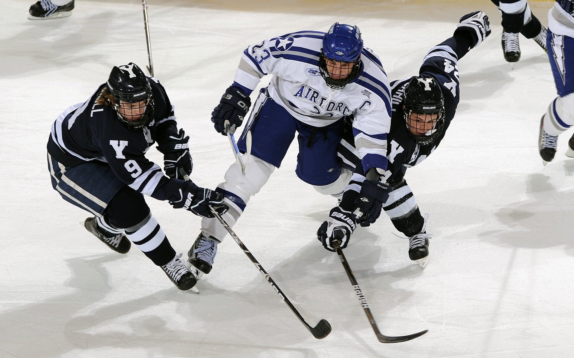 开云体育在线登入-德甲冠军俱乐部 在续约策略中对年轻球员定位,德甲拿过冠军的俱乐部